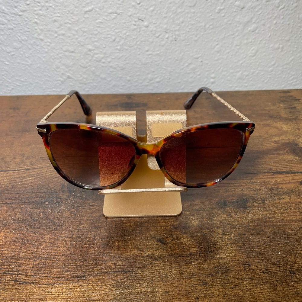 Foster Grant women’s Tortoise Shell Sunglasses with Gold arms - Picture 8 of 8